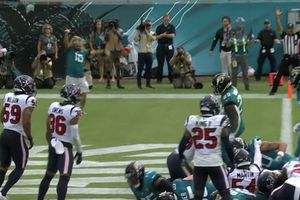 Video: Jaguars anotan touchdown mientras un aficionado invadía el campo