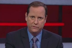 Paco Villa estalló contra usuario de Twitter: 'Tu comentario es de un pin... borrego pend...'