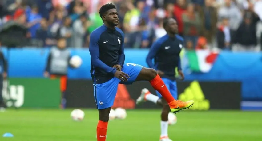 Video: Samuel Umtiti explotó en contra de aficionado que le pidió un autógrafo