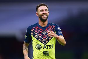 Miguel Layún recuperó playera de Cristiano, y que fue firmada gracias a Chicharito