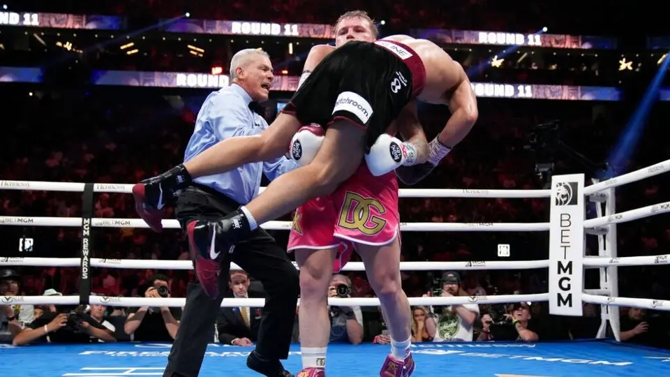 Canelo: Tras derrota con Bivol, captaron al mexicano apostando al 'póker' en Las Vegas