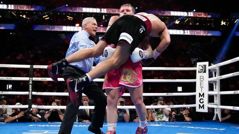 Canelo: Tras derrota con Bivol, captaron al mexicano apostando al 'póker' en Las Vegas