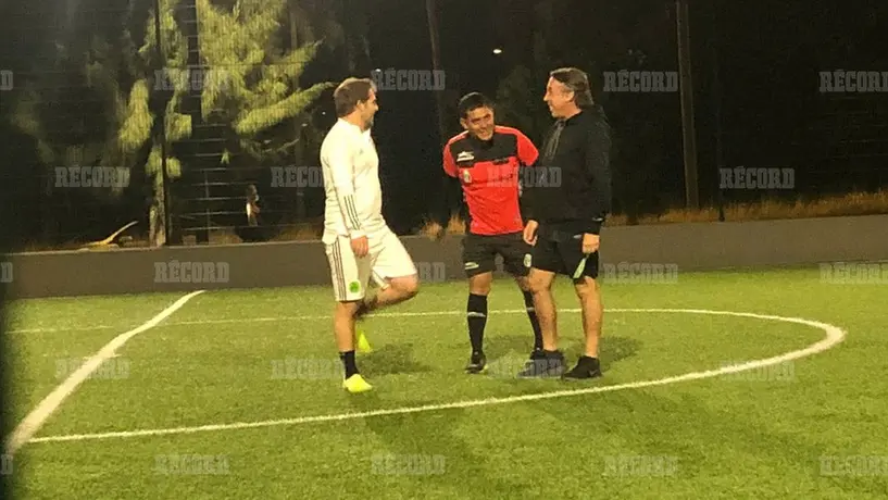 Emilio Azcárraga echó 'cascarita' con amigos en cancha de la CDMX