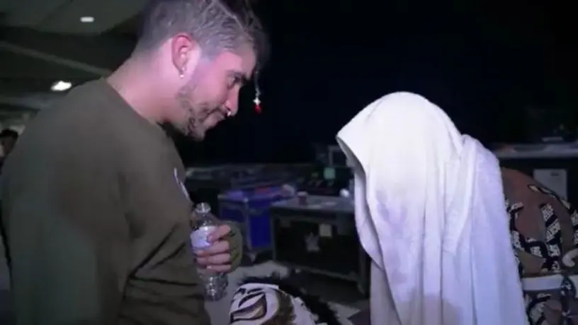 Video: Rey Mysterio se sacó la máscara para obsequiársela a Bad Bunny