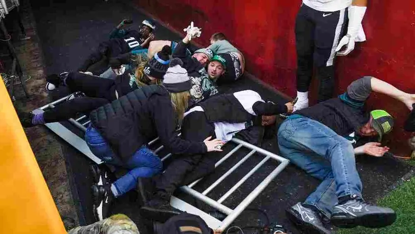 NFL: Fanáticos aseguraron que Washington no brindó ayuda tras desplome de barandal
