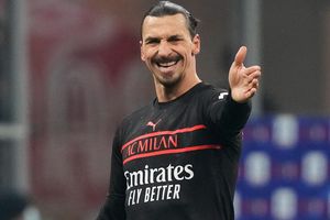 Zlatan le pintó el dedo a sus seguidores para desear Feliz Navidad