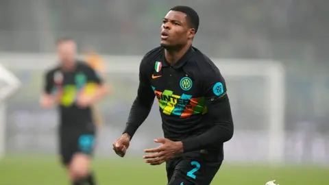 Denzel Dumfries acuerda contrato con el Real Madrid por 4 años