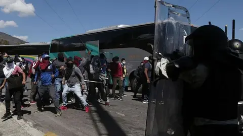 Ayotzinapa: Estudiantes se enfrentaron a la Guardia Nacional para exigir justicia para los 43
