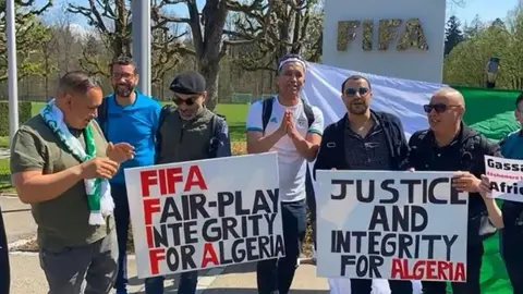 Video: Aficionados de Argelia se manifestaron en las instalaciones de la FIFA
