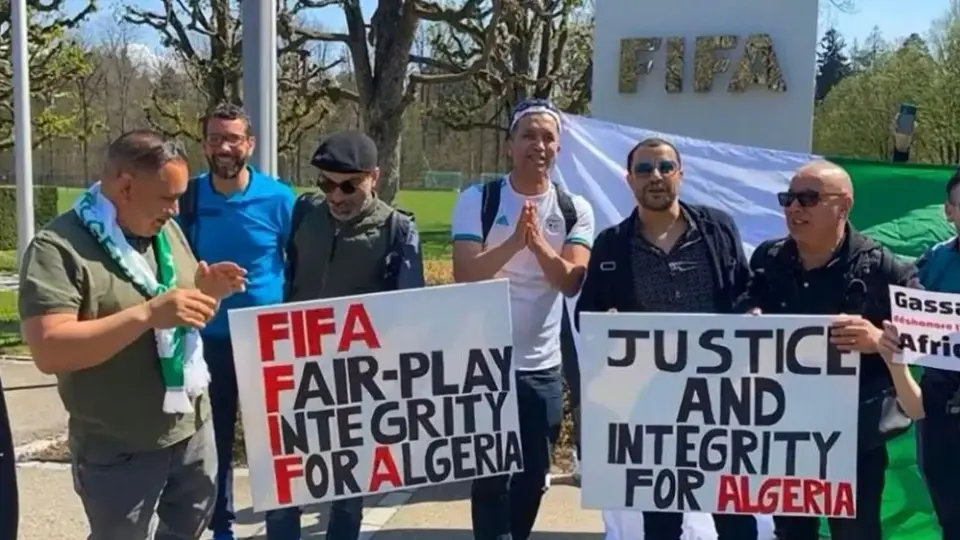 Video: Aficionados de Argelia se manifestaron en las instalaciones de la FIFA