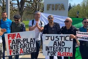 Video: Aficionados de Argelia se manifestaron en las instalaciones de la FIFA