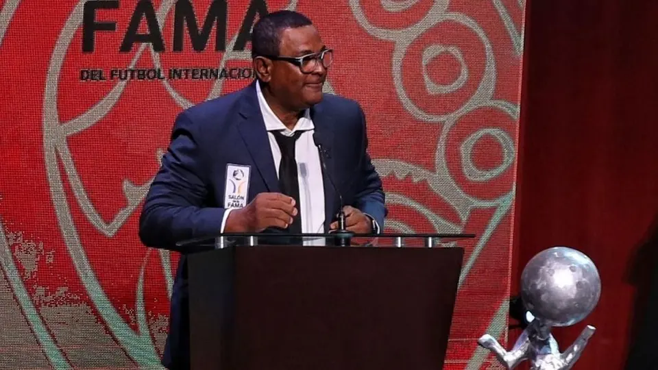 Negro Santos tras ser investido al Salón de la Fama: 'Pocas veces soy emotivo'
