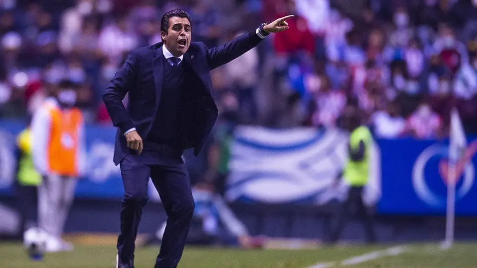 Chivas vs Puebla: Leaño y Larcamón, dos técnicos jóvenes con realidades contrastantes
