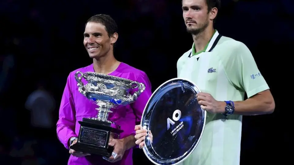 Medvedev se rindió en elogios con Nadal tras título en Australian Open: 'Eres el héroe de la semana'