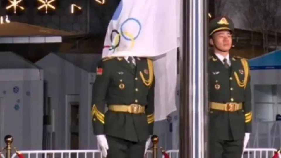 Beijing 2022: Soldado chino vivió 'vergonzoso' momento con la bandera de los JJ.OO