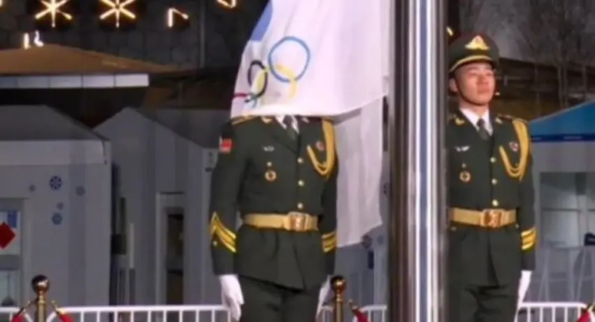 Beijing 2022: Soldado chino vivió 'vergonzoso' momento con la bandera de los JJ.OO