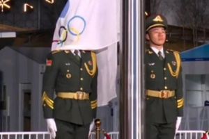 Beijing 2022: Soldado chino vivió 'vergonzoso' momento con la bandera de los JJ.OO