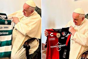 Papa Francisco recibió playeras de Atlas y Santos
