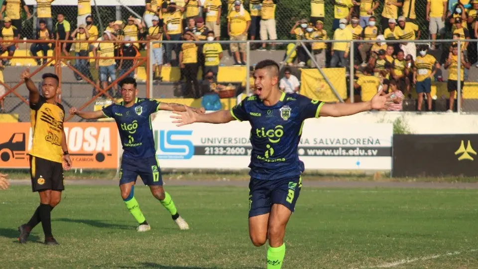 Video: Jahir Barraza marcó un golazo de media cancha con el Santa Tecla