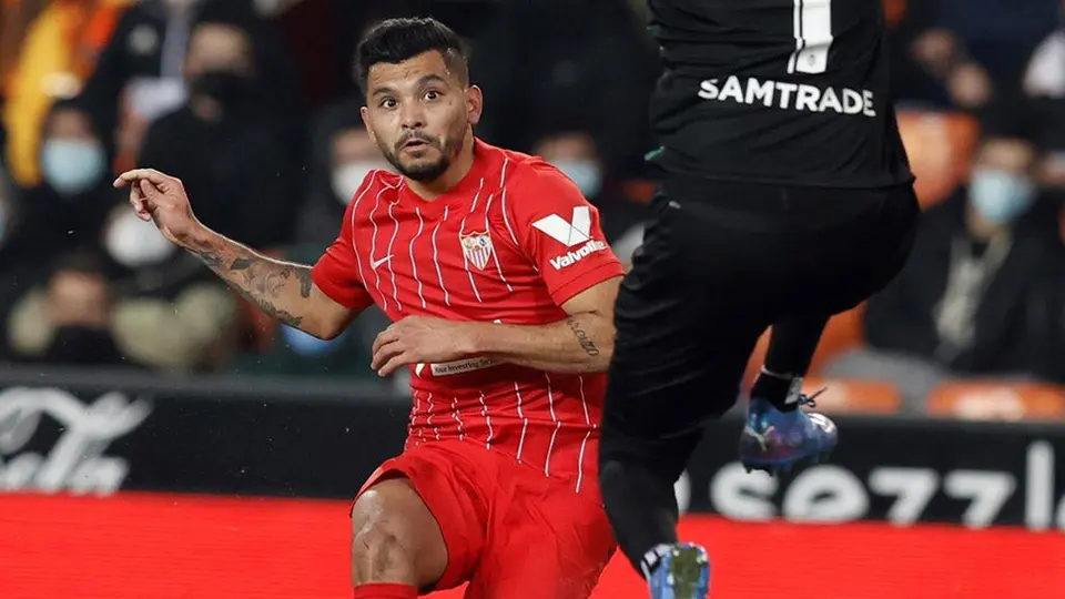 Tecatito Corona debutó en La Liga durante empate de Sevilla ante Valencia