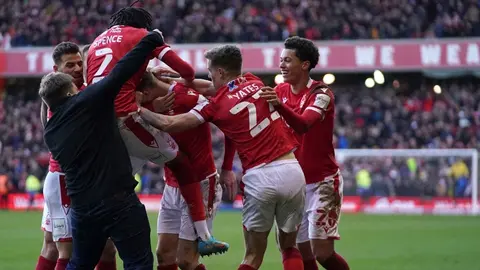Hooligan de Leicester City ingresó a la cancha a golpear a los jugadores del Nottingham Forest