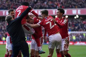 Hooligan de Leicester City ingresó a la cancha a golpear a los jugadores del Nottingham Forest