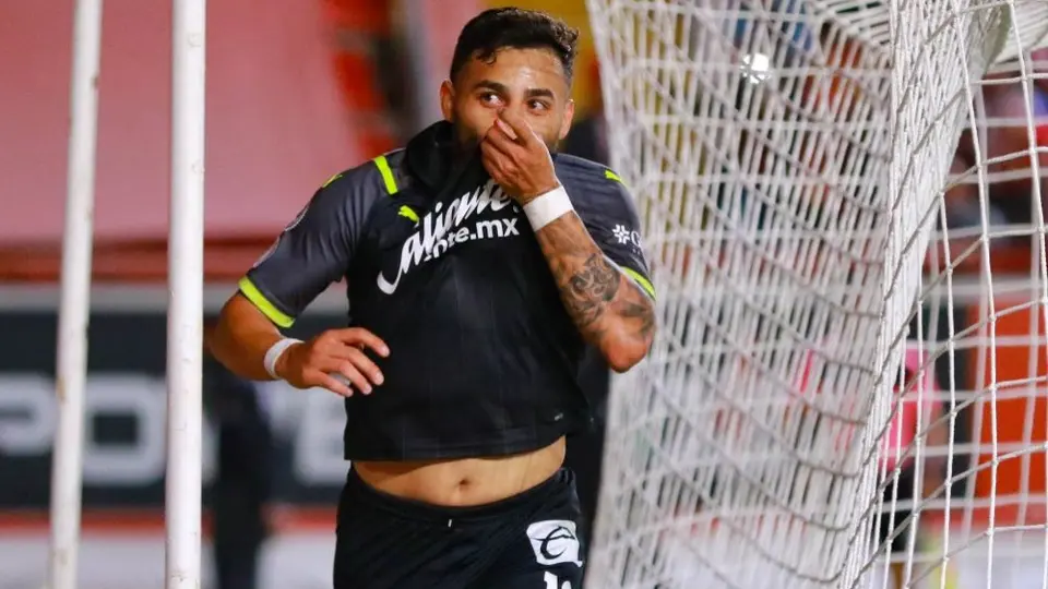 Chivas: Michel Leaño confía en que Alexis Vega permanecerá en el Rebaño