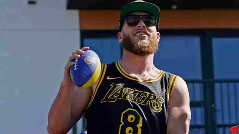 NFL: Cooper Kupp usó una playera de Kobe Bryant durante el desfile de los Rams