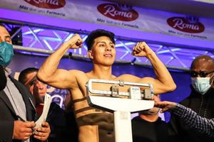 Jaime Munguía desmintió desmayo tras ceremonia de pesaje: 'Nada más tenía calor'