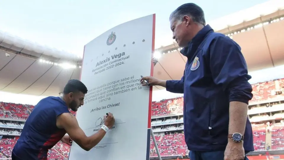 Chivas: Alexis Vega firmó su renovación en frente de los fanáticos del Rebaño