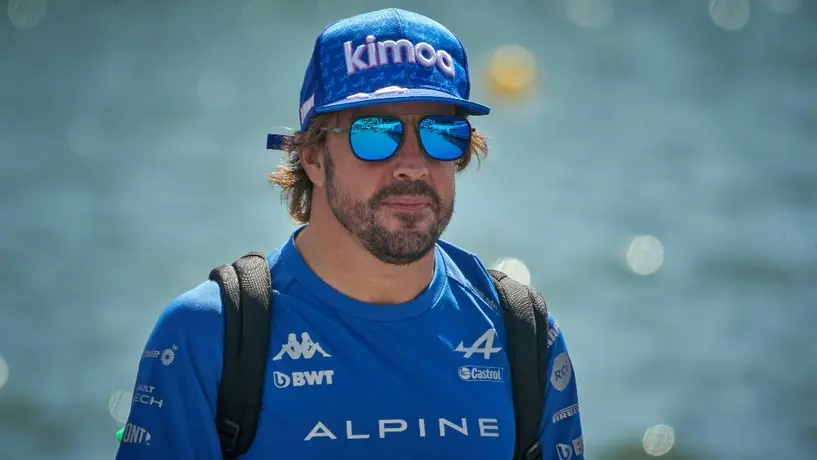 Real Madrid: Fernando Alonso besó el escudo merengue en una firma de autógrafos