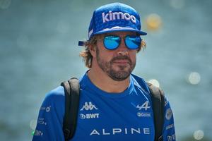 Real Madrid: Fernando Alonso besó el escudo merengue en una firma de autógrafos