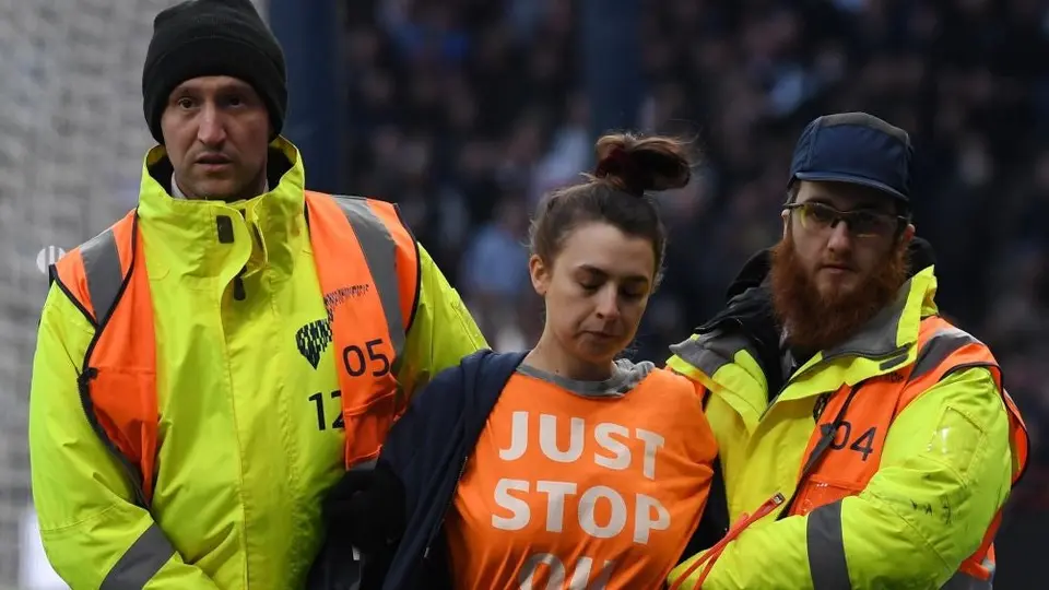 Tottenham: Dos manifestantes saltaron al campo en contra de los acuerdos petroleros de UK