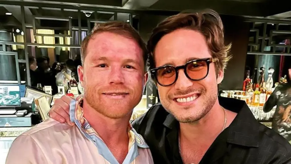 Video: Canelo Álvarez se echó un 'palomazo' con Diego Boneta tras perder contra Bivol