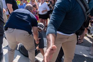 VIdeo: Joe Biden cayó al tratar de bajarse de una bicicleta