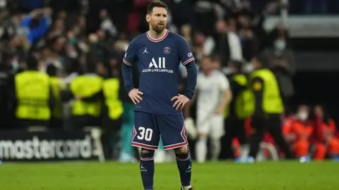 Platini defendió a Messi y pide respeto a la afición del PSG