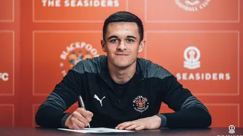 Jake Daniels, primer futbolista en 30 años en declararse homosexual en Inglaterra