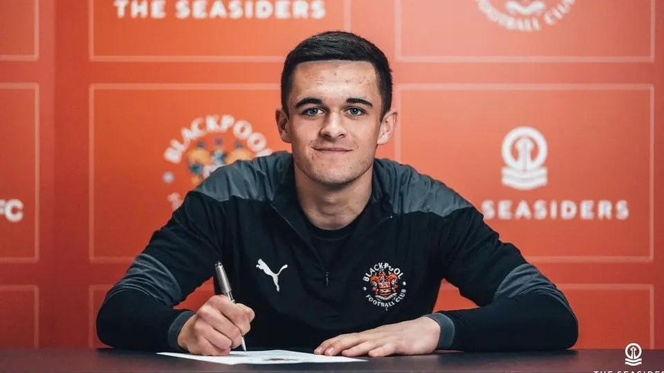 Jake Daniels, primer futbolista en 30 años en declararse homosexual en Inglaterra