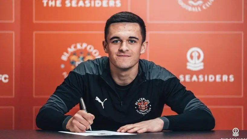 Jake Daniels, primer futbolista en 30 años en declararse homosexual en Inglaterra