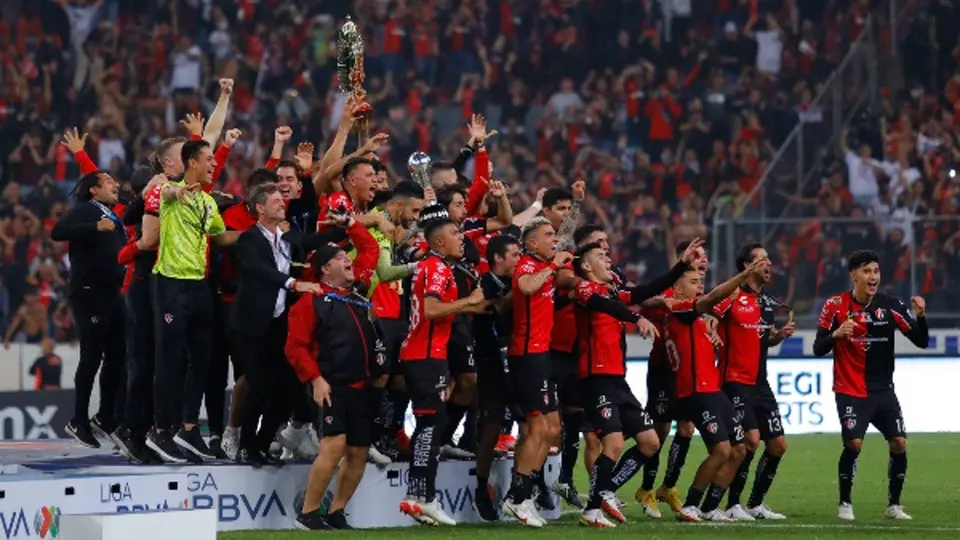 Atlas: Lució parche conmemorativo y escudo con dos estrellas vs San Luis