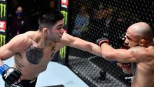 UFC: John Castaneda derrotó por sumisión a Miles Johns
