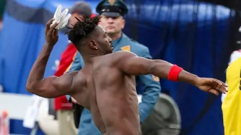 NFL: Guante de Antonio Brown alcanzó los 16 mil 911 pesos en subasta