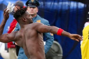 NFL: Guante de Antonio Brown alcanzó los 16 mil 911 pesos en subasta