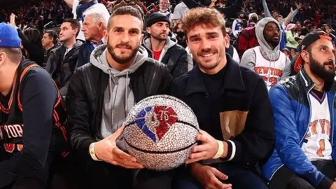 Griezmann y Koke celebran la Navidad en un partido de NBA