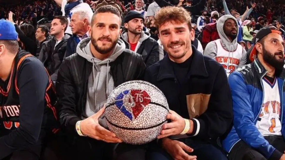 Griezmann y Koke celebran la Navidad en un partido de NBA