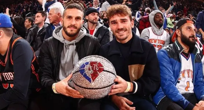 Griezmann y Koke celebran la Navidad en un partido de NBA