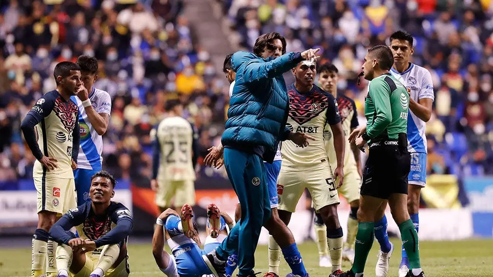 América: Santiago Solari fue expulsado tras meterse al campo a reclamarle al árbitro
