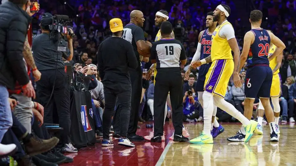 NBA: Carmelo Anthony encaró a fanaticos por comentarios racistas