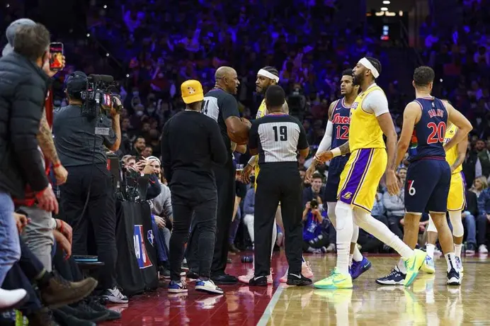 NBA: Carmelo Anthony encaró a fanaticos por comentarios racistas