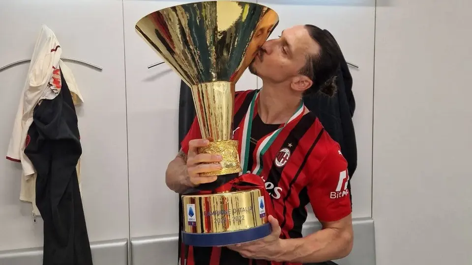 Zlatan Ibrahimovic continuará en el AC Milan, reveló Maldini